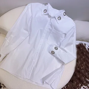 Doba metāla balts krekls ar maziem šķēlumiem uz abām pusēm gadījuma modes 2023 vasaras jauniem karstā 0308